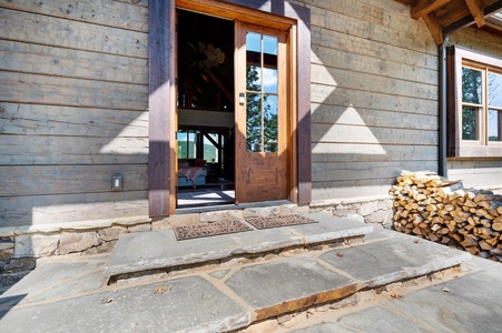 Copperline Lodge - Front Steps