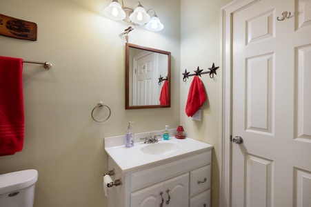 Lakeview Lounge - Lower Level Shared Bathroom