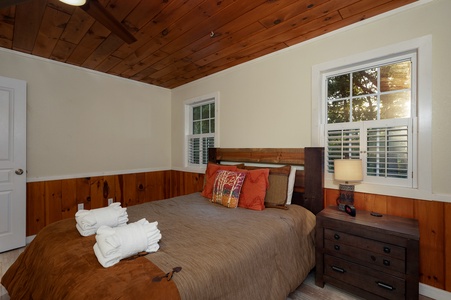 Moonlight Retreat - Upper Level Queen Bedroom