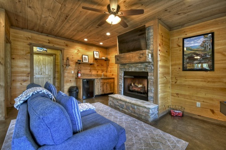 Cedar Ridge- Lower level den area with lounge furniture