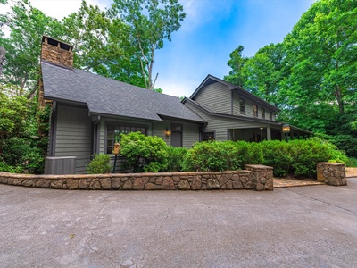 Gleesome Inn- View from the driveway