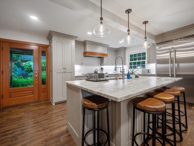 Gleesome Inn- Kitchen island with bar stools