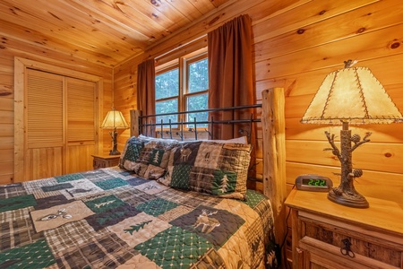 Mountain High Lodge - Entry Level Guest King Bedroom