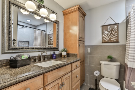 Lake View Bliss - Entry level Bathroom