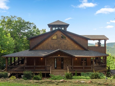 Crows Nest- Front exterior view of the cabin