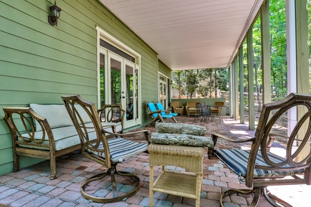 Elk Horn - Outdoor Patio Seating