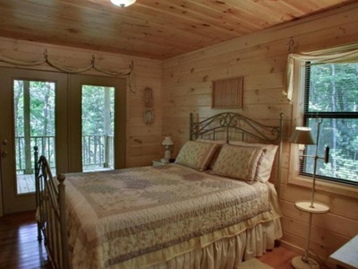 Bucksnort Lodge - Main Floor King Bedroom