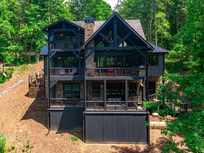 Misty Trail Lakehouse - Spacious Decks