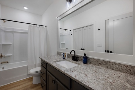 A Stoney Marina - Lower Level Shared Bathroom