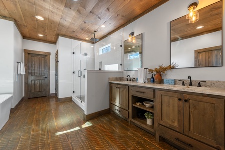 Blue Run - Entry Level King Suite's Bathroom