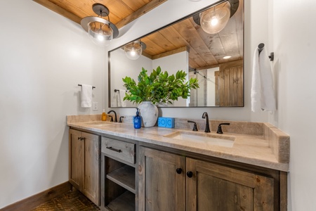 Blue Run - Upper Level Family Suite Bathroom