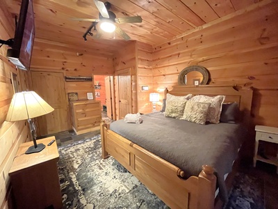 Mountaintown Creek Lodge - Lower Level Guest King Bedroom