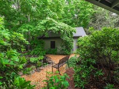 Gleesome Inn- Secret garden area with seating and foliage