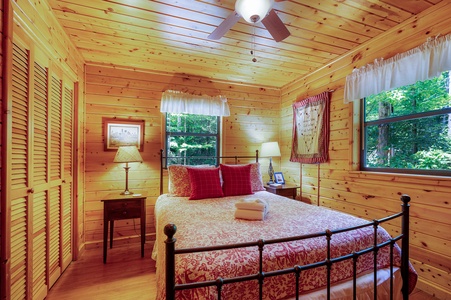 A Whitewater Retreat - Guest Queen Bedroom