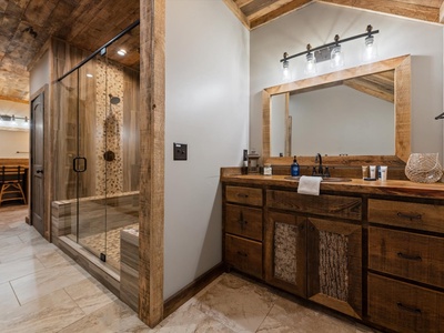 The River House - Upper Level King Suite Private Bathroom