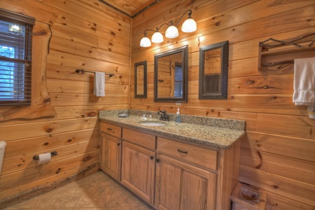 Sassafras Lodge- Main level bathroom