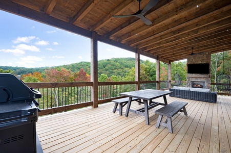 Vacay Chalet - Entry Level Deck