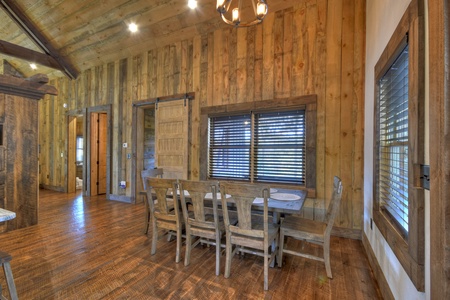 Breakaway Ridge- Dining area