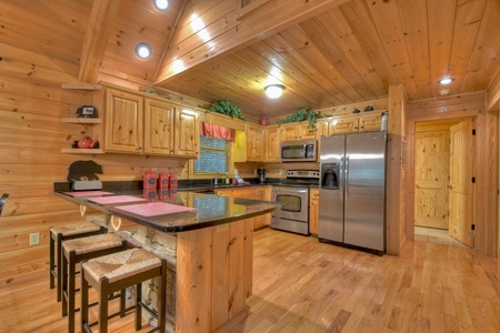 Stoney Creek Retreat - Kitchen with Breakfast Bar Seating