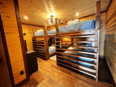 Southern Star -Lower Level Queen over Queen Bunkbeds