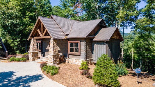 Copperline Lodge - Front Entrance