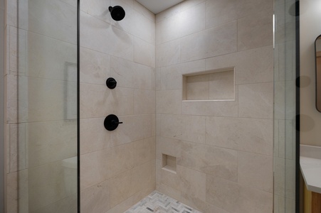 Cartacay River Retreat - King Primary Suite Tile Shower