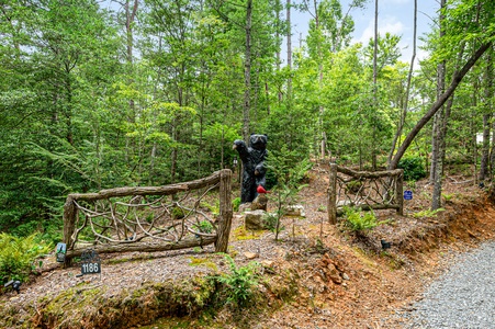 Three Loves Cabin - Entrance to Driveway Carved Bear