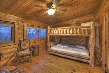 Sassafras Lodge- Queen over queen bunk room