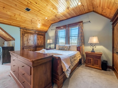 Blue Ridge Cottage - Upper Level Primary King Suite