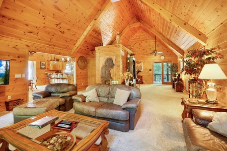 Awesome Retreat- Living room area looking onto the entryway