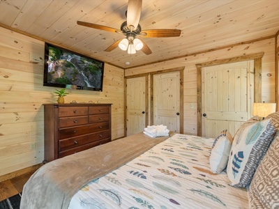 Fern Creek Hollow Lodge - Entry Level King Bedroom