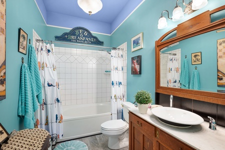 The House on the Hill: Entry Level Shared Bathroom-2