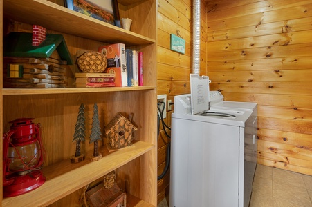 Pinecrest Lodge - Lower Level Laundry Room