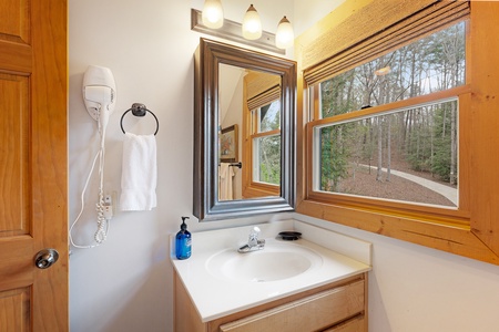 Hayes Haven - Primary Bedroom's Bathroom