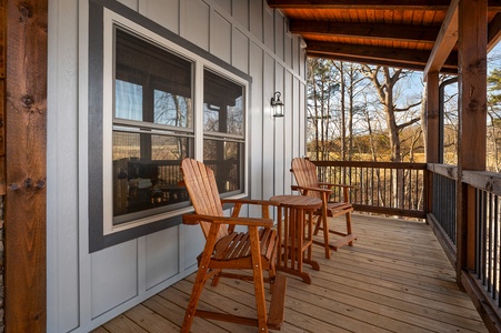 The Peaceful Meadow Cabin- Front Porch Seating