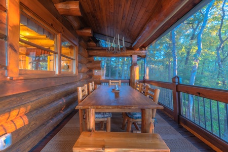 Saddle Lodge - Screened-In Deck Outdoor Dining