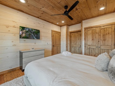Harvest Moon - Lower-level Guest Bedroom