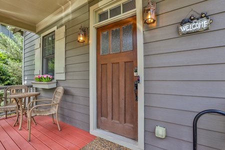 Bear Pause Cottage - Exterior Front Door