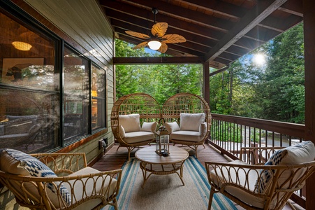 Goose Island Retreat - Entry Level Covered Sitting Area