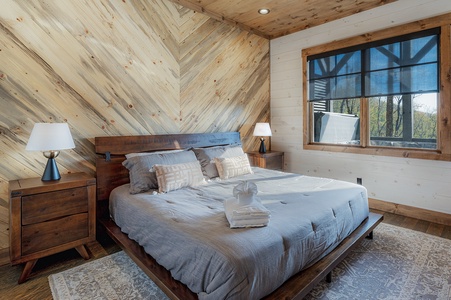 Mountain Air - Lower-level King Bedroom