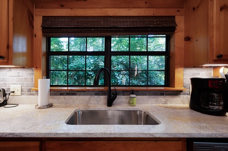 Melody Creek Cabin - Experience Serinity While Washing Dishes