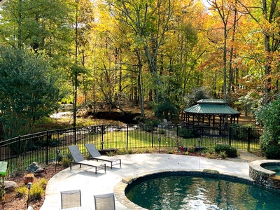 Stanley Creek Lodge - Autum Pool Time