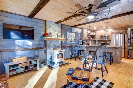 The Barn On Creeks Edge - Living Room into Kitchen