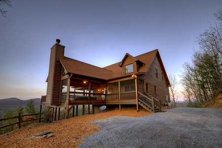 Bearcat Lodge - Exterior front view of the cabin from the driveway