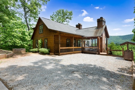 Papa Bear's Den - Front View of Cabin