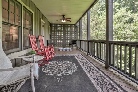 Bear Pause Cottage - Screened In Porch Space