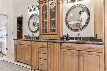 Lake View Bliss - Master Bathroom