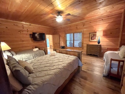 Mountaintown Creek Lodge - Lower Level Double Queen Bedroom