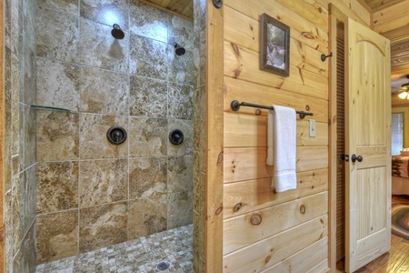 Point Of View - King En Suite with Double Shower Head