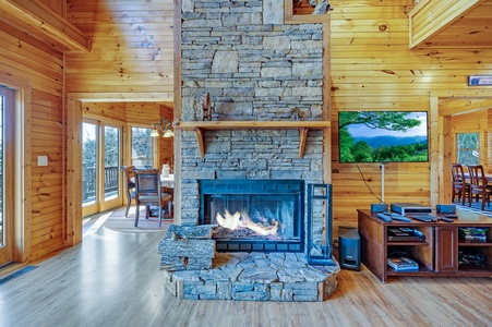 Loving Lodge - Wood Burning Fireplace